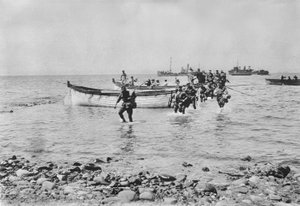 Australske soldater vader gennem vandet, da de kommer i land ved Anzac Cove, Gallipoli den 25. april 1915 efter at være blevet transporteret i landingsbåde fra større skibe i baggrunden, 25. april 1915 (