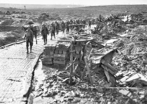 Australske tropper passerer langs sporet, der fører til Idiot Corner, ved Westhoek Ridge, i Ypres-sektoren, 28. oktober 1917 af Australian Photographer
