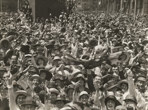 Publikum i Martin Place, Sydney, der fejrer nyheden om underskrivelsen af våbenhvilen, 11. november 1918 af Australian Photographer