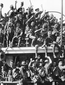 Indskibning af den australske flåde- og militærekspeditionsstyrke (AN&MEF) til New Guinea, 19. august 1914 af Australian Photographer