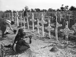 Franske børn passer grave på Adelaide Cemetery af australiere dræbt i kamp på vestfronten, Villers-Bretonneux, Frankrig 26. august 1919 af Australian Photographer