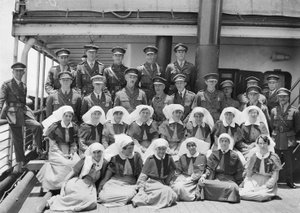 Gruppeportræt af seniorlæge og personale ombord på HMAT Wahehe, under returrejsen til Australien, september 1919-oktober 1919 af Australian Photographer