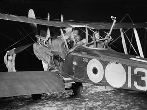 Løjtnant (løjtnant) Stanley George Brearley, pilot, og løjtnant Robert Harold Taylor, observatør, af No. 69 Squadron (australsk), Royal Flying Corps (RFC), der starter ud til en natbombeoperation fra ha. af Australian Photographer