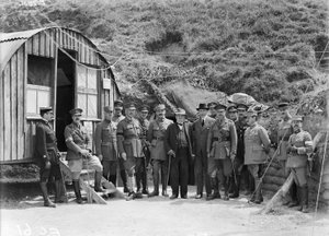 M. Georges Benjamin Clemenceau, den franske premierminister, på besøg i 4. division, et kun én gang besøg på den australske front, 7. juli 1918 af Australian Photographer
