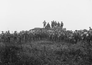 Udendørs gruppeportræt af en kampvognsbesætning og nogle medlemmer af den 5. australske infanteribrigade, 8. august 1918 af Australian Photographer