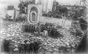 Sømænd stimler rundt om den australske premierminister The Hon William Morris (Billy) Hughes, mens han taler til dem på dækket af HMAS Australia ved værftet i Devon, England, 21. maj 1916 af Australian Photographer