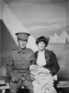 Studieportræt af 1159 menig (Pte) George Beamish Swanton, australsk 24. bataljon, af Werribee, Victoria, med sin kone Nellie og lille baby, Joan Helen, ca. maj 1915 af Australian Photographer