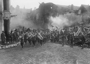 Bandet fra den 5. australske infanteribrigade, ledet af kapelmester Sergeant A Peagam fra 19. bataljon, passerer gennem Grande Place (Town Square) i Bapaume og spiller Victoria March, Bapau af Australian Photographer