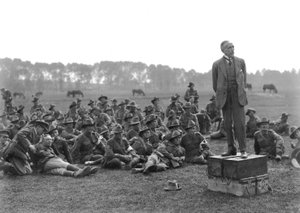 Den ærede William Morris (Billy) Hughes, stående på en platform bestående af fire ammunitionskasser, taler til en forsamling af den 5. australske feltambulance nær La Motte omkring et kilo af Australian Photographer