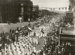 Kvinder, der holder en fredsdagsmarch langs King William Street, Adelaide, South Australia, november 1918 af Australian Photographer