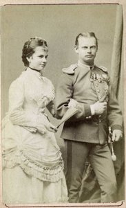 Portræt af Gisele Louise Marie, ærkehertuginde af Østrig og prinsesse af Baviere (1856-1932) med prins Leopold af Baviere (1846-1930). Fotosamling "" Til fortidens soldater"".