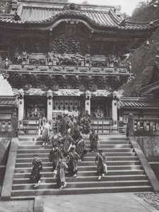 Japan: Nikko, Yomei-mon, hovedportalen til Ieyasu-helligdommen (s/h-foto)