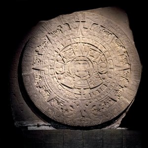 Præcolombiansk civilisation: den aztekiske kalender (solsten): 3 m diameter stenskive, der repræsenterer den aztekiske kalender og kosmogoni, Au center est repræsenterer solens guddommelige Tonatiuh, kommer fra Tenochtitlan - Mexico City, antropos national