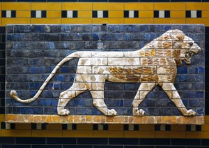 En løve, detalje fra glaserede murstensfliser, der forestiller mytologiske dyr, der prydede processionsvejen til Ishtar-porten i Babylon under Nebukadnezar II
