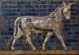 Hellig tyr - emaljemurstensrelieffer fra Ishtar-porten - Babylon - 604-562 f.v.t. - Nabuchadnezzor-perioden Arkæologisk Museum Istanbul - En tyr, detalje fra glaserede murstensfliser, der forestiller mytologiske dyr, der prydede processionsvejen til Ishtar
