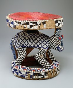 Throne, afrikansk (træ og perler)
