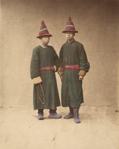 [To kinesiske mænd i matchende traditionel kjole], 1870
