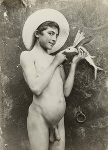 [Dreng med fisk] af Baron Wilhelm von Gloeden
