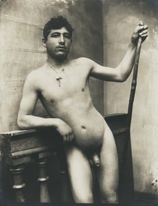 [Nøgen mand med stav og krucifikshalskæde]. af Baron Wilhelm von Gloeden