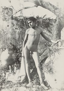 [Nøgen ung mand i haven] af Baron Wilhelm von Gloeden