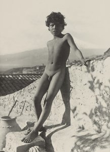 [Nøgen ung mand stående] af Baron Wilhelm von Gloeden