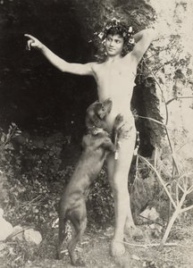 [Nøgen ung mand med hund] af Baron Wilhelm von Gloeden