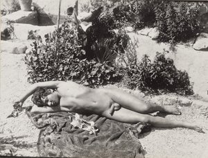 [Liggende nøgen ung mand] af Baron Wilhelm von Gloeden
