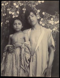 [Siciliansk dreng og pige foran et blomstret tekstil] af Baron Wilhelm von Gloeden