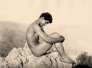 Studie af en nøgen mand på en klippe, Taormina, Sicilien, ca. 1900 (sepia-billede) af Baron Wilhelm von Gloeden