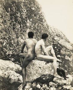 [To nøgne unge mænd på klippe]. af Baron Wilhelm von Gloeden