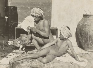 [To nøgne unge med kalkun]. af Baron Wilhelm von Gloeden