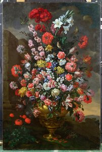 Liljer, tulipaner, nelliker, pæoner, krumspring og andre blomster i en bronzeurne med fugle, en skildpadde og sommerfugle i et landskab, 1718 af Bartolomeo Bimbi