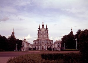 Arkitektur: udsigt over Smolny-klosteret bygget mellem 1748 og 1835 af arkitekten Francesco Bartolomeo Rastrelli (1700-1771), Sankt Petersborg, Rusland.