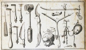 Kirurgisk bord, der repræsenterer forskellige typer kirurgiske instrumenter, hammer, kammusling, knive, til fjernelse af hjernen. Gravering af Benoit Louis Prevost (1735-1809) 1700-tallet