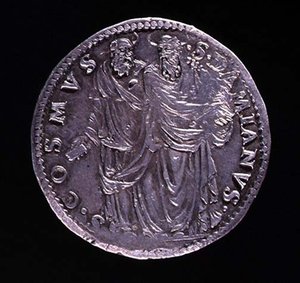 Bagsiden af sølvmønten viser SS Cosimo og Damien, der står og stirrer på hinanden. Indskrift: S. COSMVS S. DAMIANVS, præget 1532-1537 (for forside se 108641) af Benvenuto Cellini