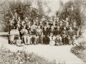 Gruppefotografering af orkestret i Zichron Yaacov, ca. 1898-1900 af Bernard Edelstein