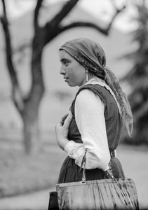 Landkvinde i traditionelt konservativt tøj, sandsynligvis Italien, men muligvis Tyrkiet