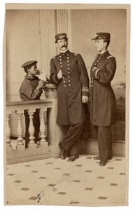 Portræt af flådeofficerer og en budbringer,ca. 1863 (foto) af Bernard Moses