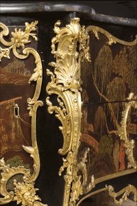 Louis XV kommode, ca. 1740 (ormolu-monteret kinesisk sort, polykrom & forgyldt lak, serpentin, marmor og vernis)