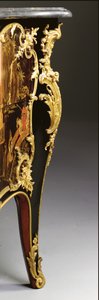 Louis XV kommode, ca. 1740 (ormolu-monteret kinesisk sort, polykrom & forgyldt lak, serpentin, marmor og vernis)
