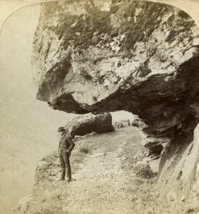 Mand på en klippe med udsigt over Naeroyfjord, Sogne, Norge. af Bert Underwood