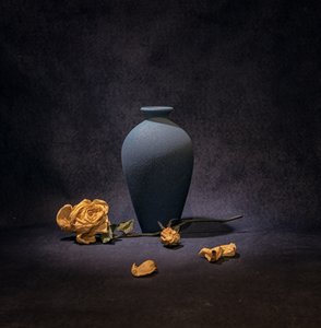 Stilleben med mørkeblå rose af Betty Liu