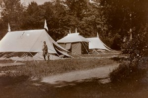 Album af Første Verdenskrig i Friuli-Venezia Giulia: plejer accept, kirurgi og påklædning foran Villa Brazzà, hjemsted for 17 af krigshospitalet i Soleschiano Manzano, foto taget fra kirketårnet, 05/1916 (s/hvid) Foto) af Bietti Bietti