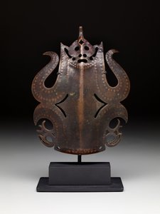 Krigerens hovedbeklædning ornament: frontal figur af Bornean Bornean
