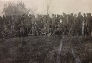 Album af Første Verdenskrig i Friuli-Venezia Giulia: gruppeportræt af soldaterne fra infanteriet 112.mo med spader nær flodtårnet af Bourbon Del Monte