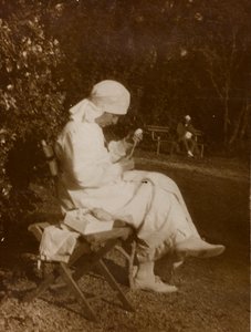 Album af Første Verdenskrig i Friuli-Venezia Giulia: portræt af en Røde Kors-sygeplejerske i parken Villa Brazzà, hjemsted for 17 af krigshospitalet i Soleschiano Manzano (s/h-foto) af Bourbon Del Monte