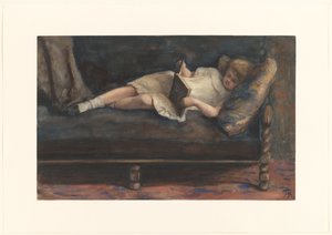 Pige læser, liggende på en sofa