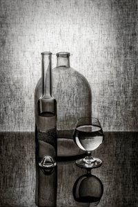 Refleksioner i glasflasker af Brig Barkow