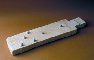 Spilleplade med spillebrikker, fra Tell Beit Mirsim, Jordan, ca. 2000-1700 f.Kr. (kalksten)