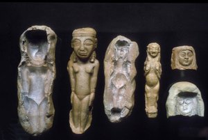 Figurer af frugtbarhedsgudinder og formene, hvorfra de blev støbt, ca. 8.- 7. århundrede f.Kr. (ler)